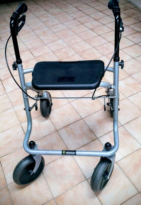 Andarilho dobrável, com cesto e assento.