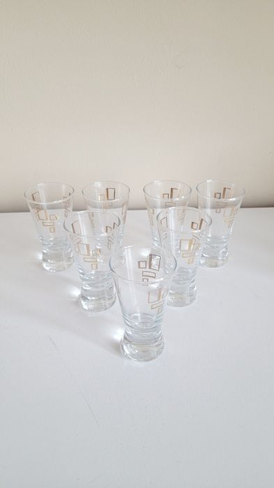 Kieliszki małe do nalewki prl ze złotym wzorem 7 sztuk