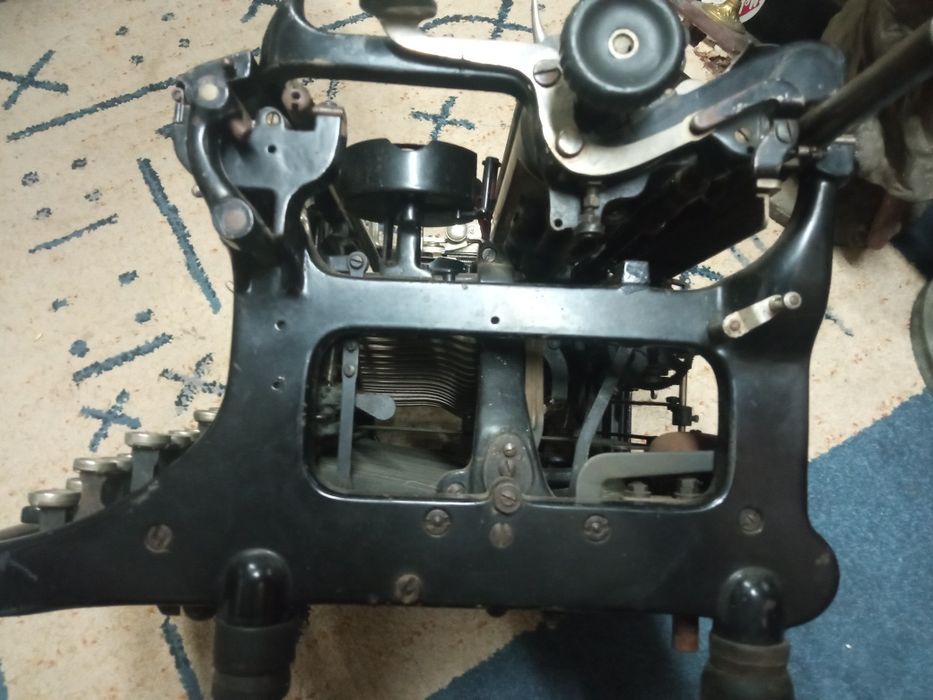 Antiga máquina de escrever. Completa e a funcionar.