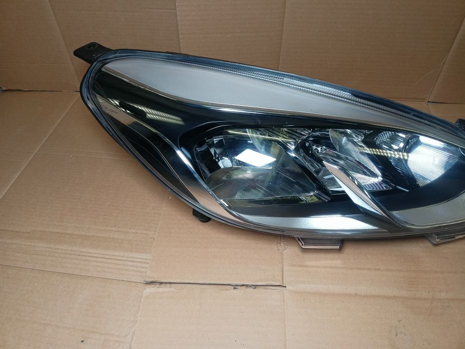 Ford Fiesta MK8 17- lampa prawy przód prawa przednia