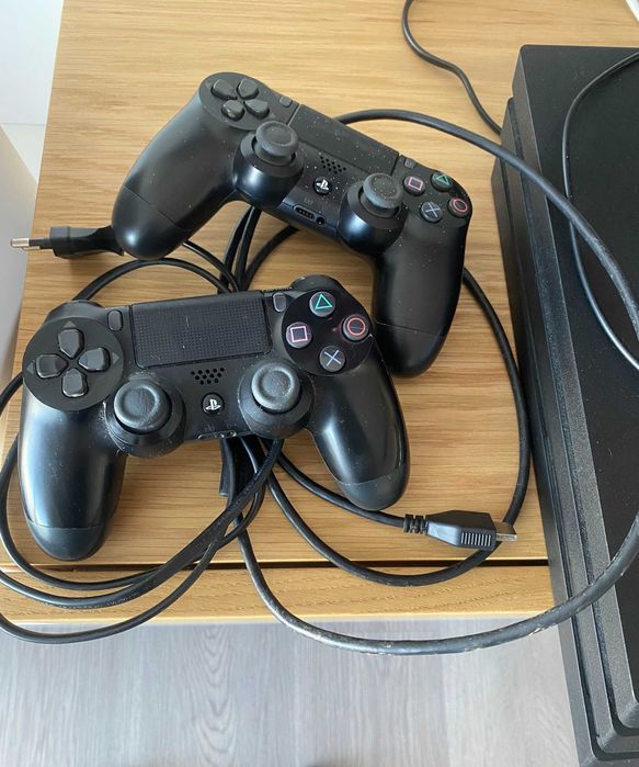 PlayStation 4: 2 Comandos + Acessórios – Braga