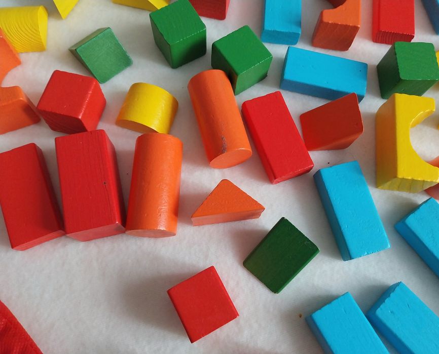 50szt drewnianych klocków w wiaderku z sorterem