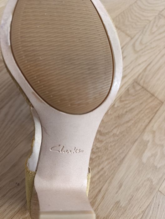 Продам женские Clarks замшевые босоножки