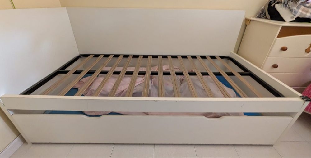 Cama dupla Ikea, com 1 colchão e estrado