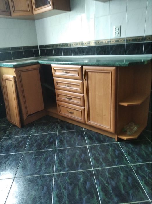 Кутова кухня, стіл