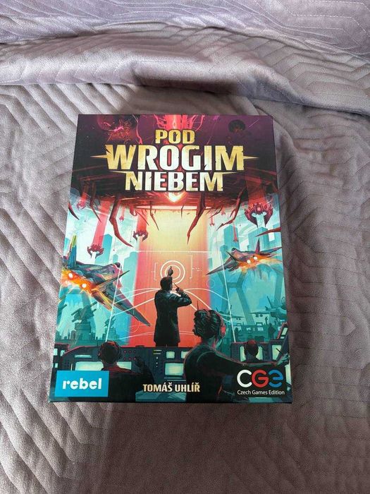 Pod wrogim niebem