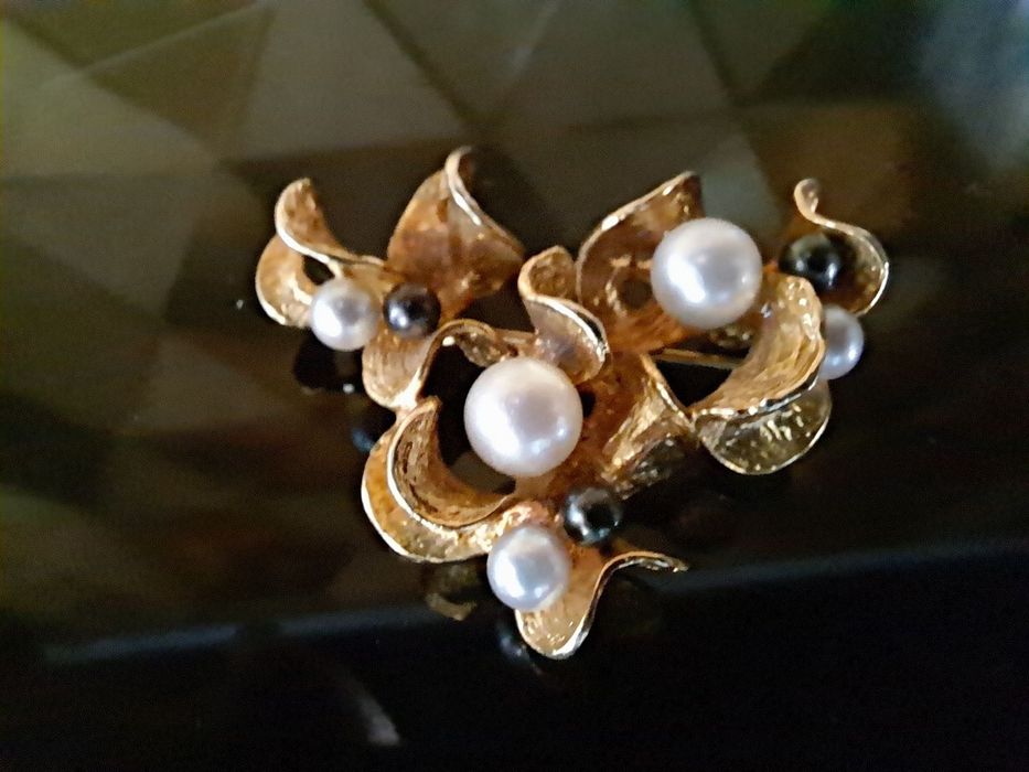 Broszka 585 złoto żółte 11,12g perły białe i czarne