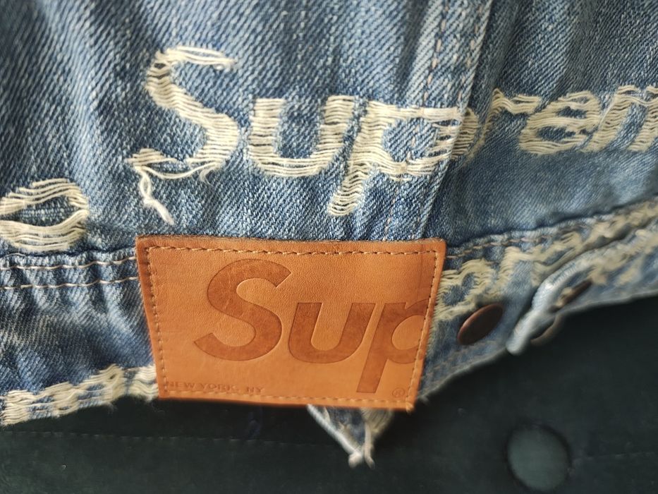 SUPREME      Kurtka Supreme Frayed Logos Denim Trucker Jacket w kolorze niebieskim.