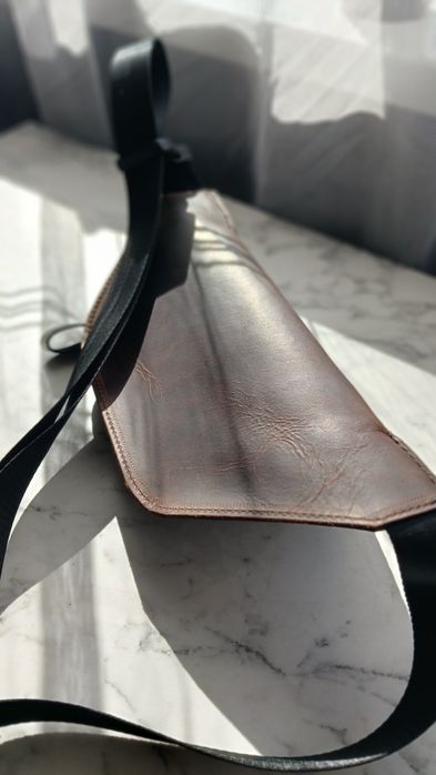 Шкіряна сумка бананка