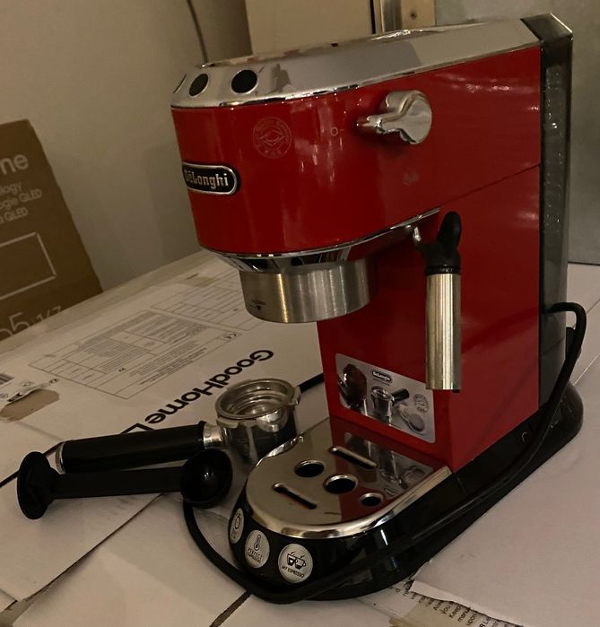 Ekspres do kawy ciśnieniowy DeLonghi czerwony