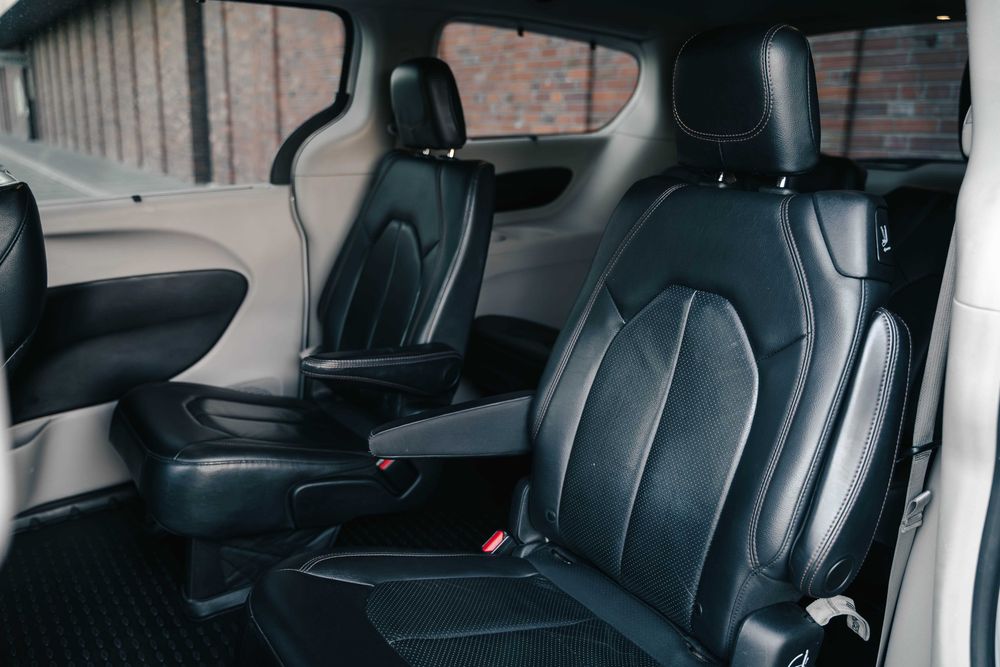 Wynajem Chrysler Pacifica 3.6 V6 (7 miejsc) wypożyczalnia samochodów