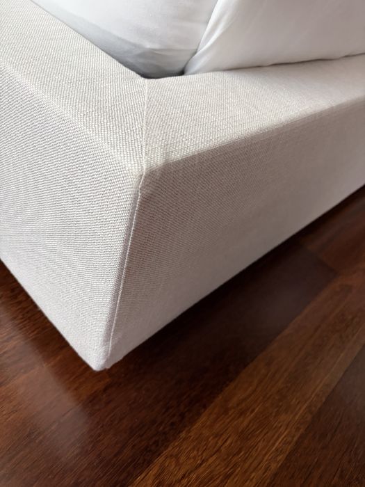 Cama estofada contemporânea