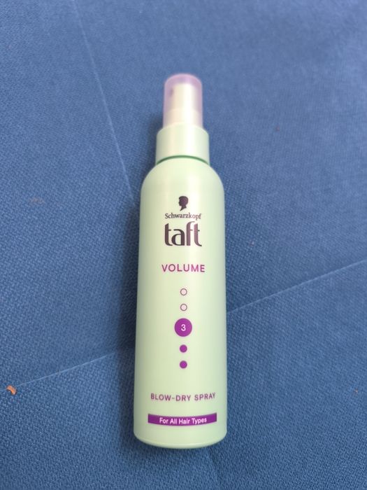 Spray do włosów nadający objętość taft