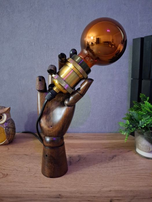Mão articulada vintage com lampada luz ambiente.