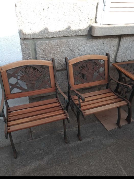 Mesa e 4 bancos de jardim