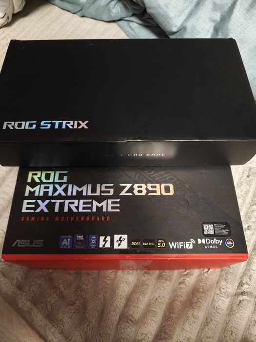motherboard ASUS ROG MAXIMUS Z890 EXTREME.ROG Strix GeForce RTX 4070Ti 12GB GDDR6X