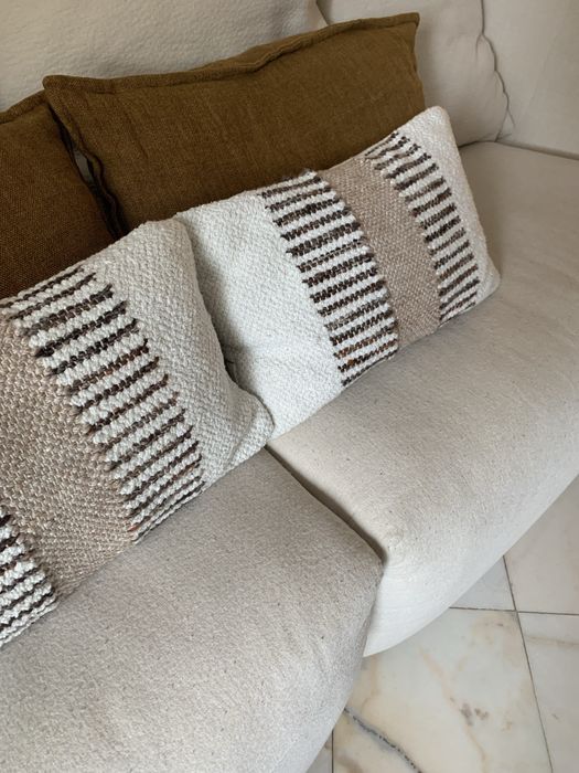 Sofá off-white espaçoso