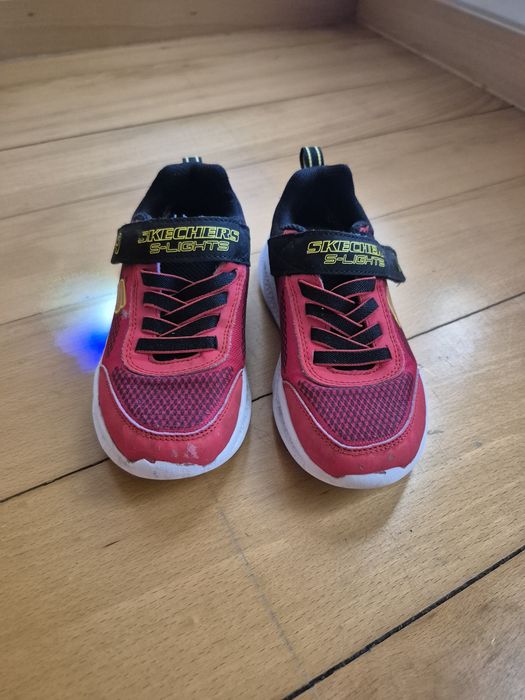 Sapatilhas Skechers vermelha com luzes