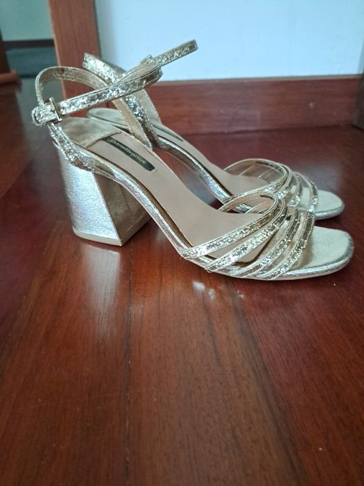 Sandálias Stradivarius douradas muito delicadas