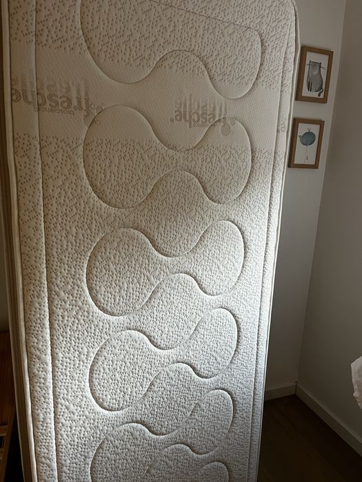 Cama em pinho e colchão como novos