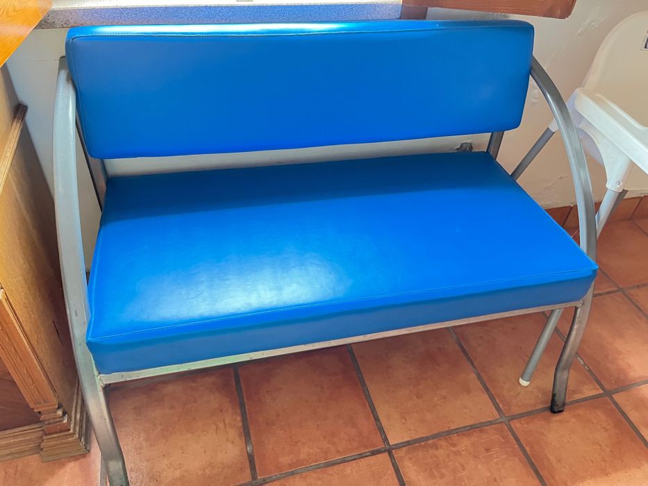 Banco de couro em ótimo estado na cor azul