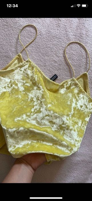 Roupa, Top amarelo