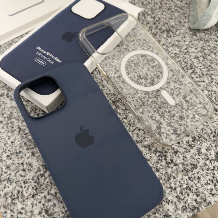 Capas originais 16 pro max. A azul ainda embalada