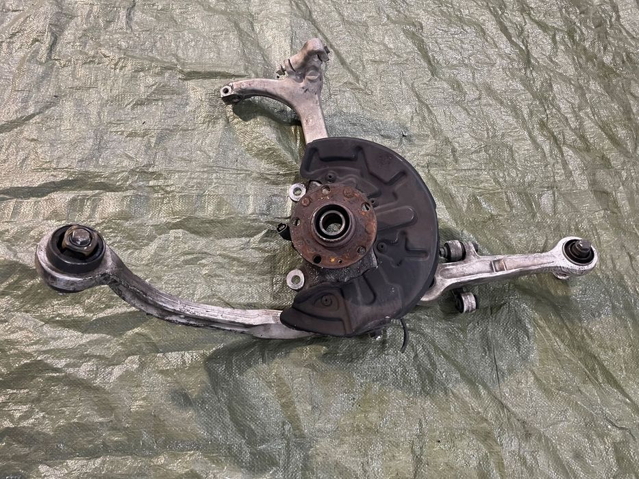 AUDI A4 B6 B7 zwrotnica noga piasta wahacze prawa