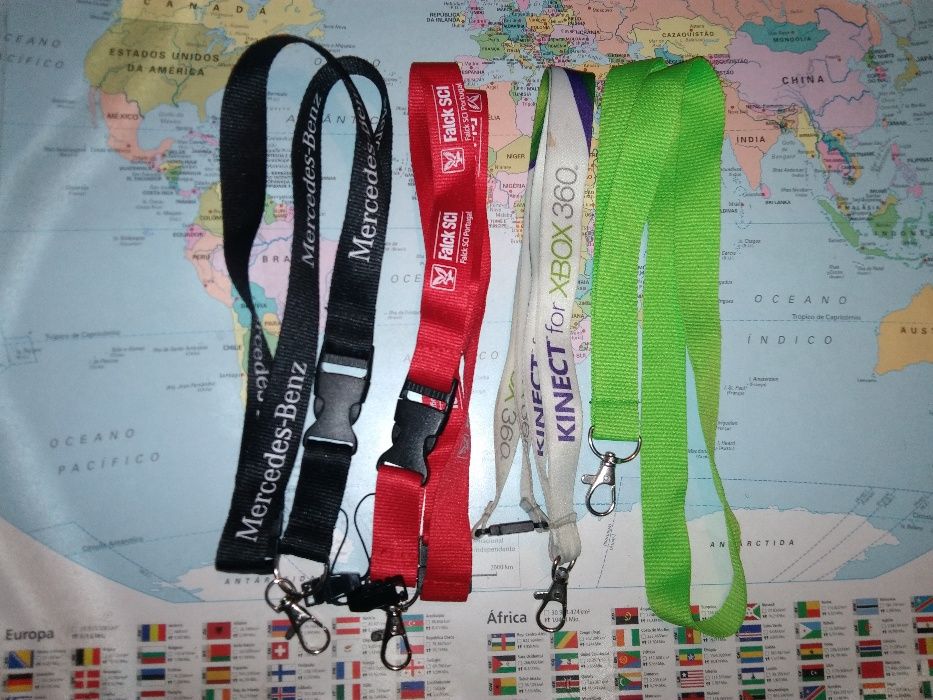 Brindes Kinder, bases para copos, fitas porta chaves e azulejos