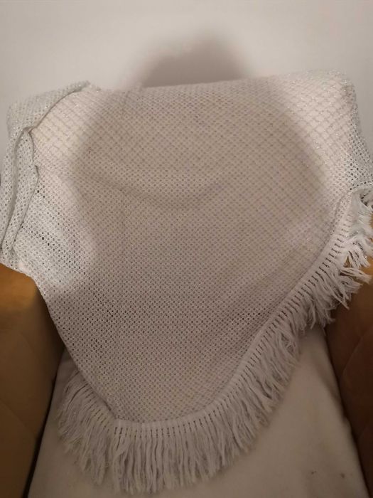 chusta biała ze srebrną nitką i frędzlami