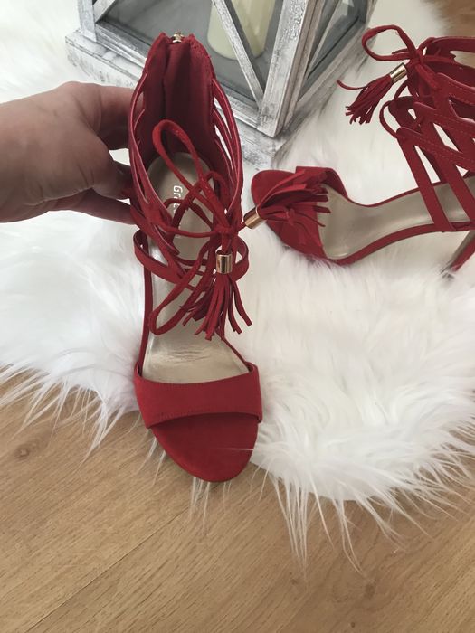 Sandałki szpilki czerwone wiązane 37