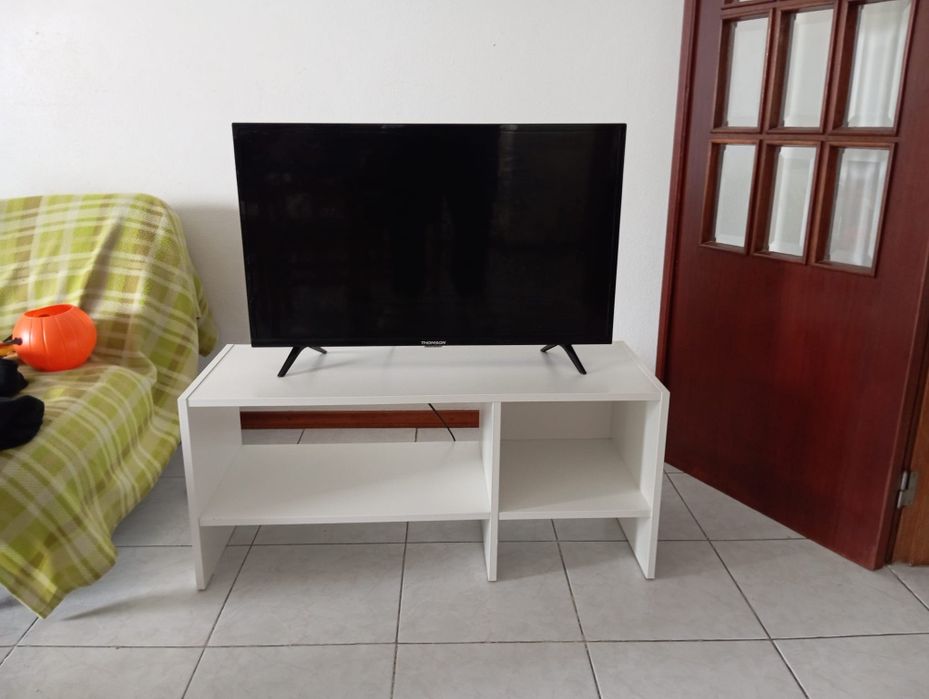 Tv , 32 " Thomson com móvel de tv .