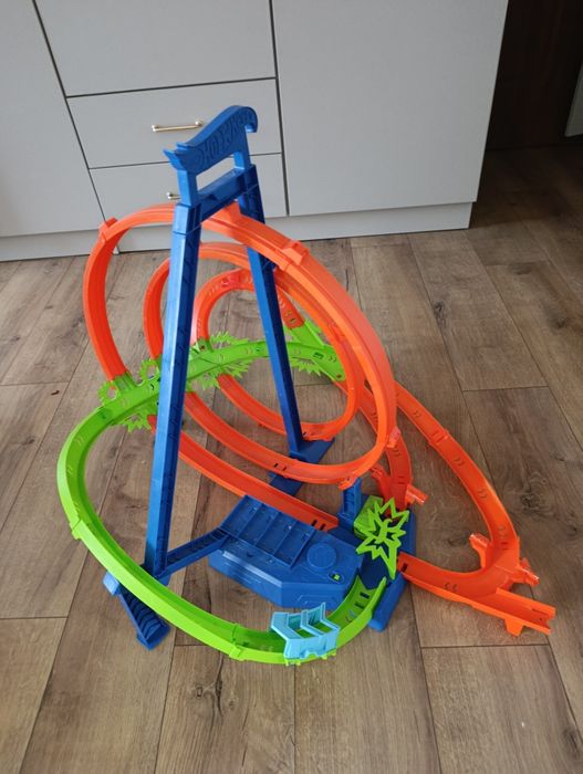 Tor hot wheels pętlę