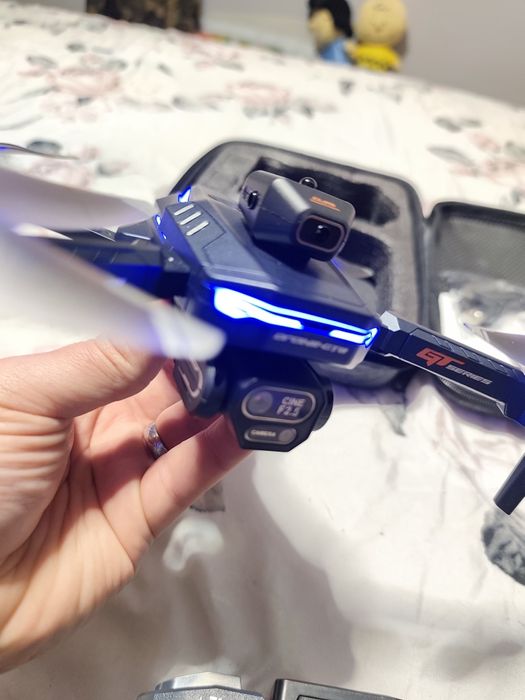Drone 4k GT8 com comando que possui um ecrã LCD integrado.