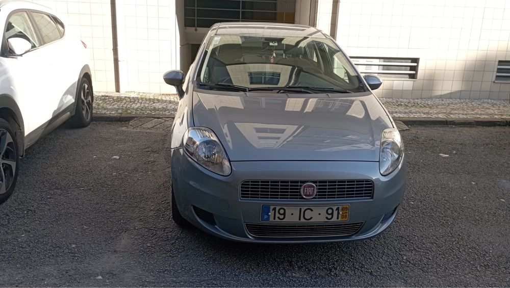 Carro FIAT Grande Punto 1.2 Active em otimo estado e estimado