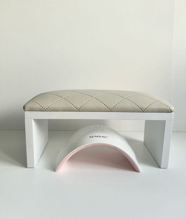 Podpórka do manicure paznokci pod dłoń. Beżowa pikowana