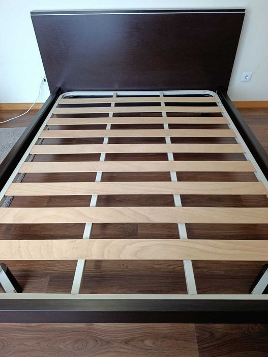 Conjunto de cama com mesas de cabeceira