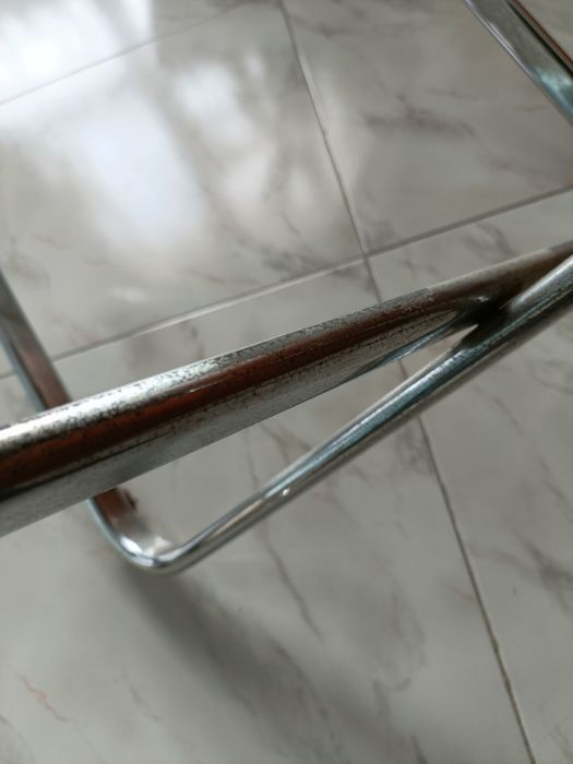 Cadeira de realizador metal e pele danificada