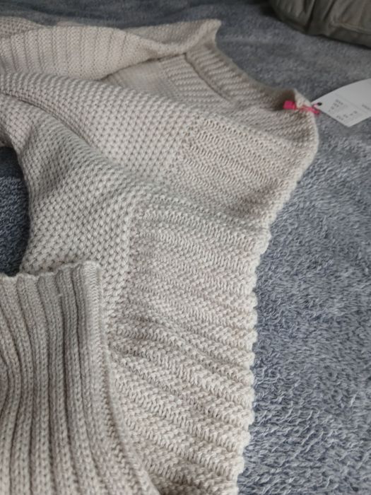 Beżowy sweter M/L kształt nietoperz