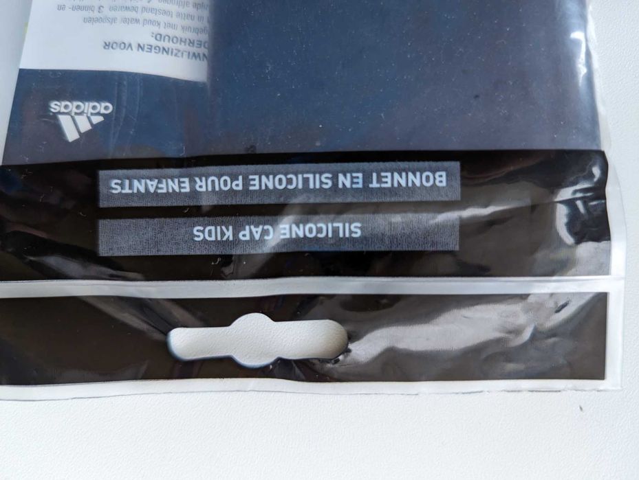 новая резиновая шапочка для плавания Adidas (3 - 7 лет)