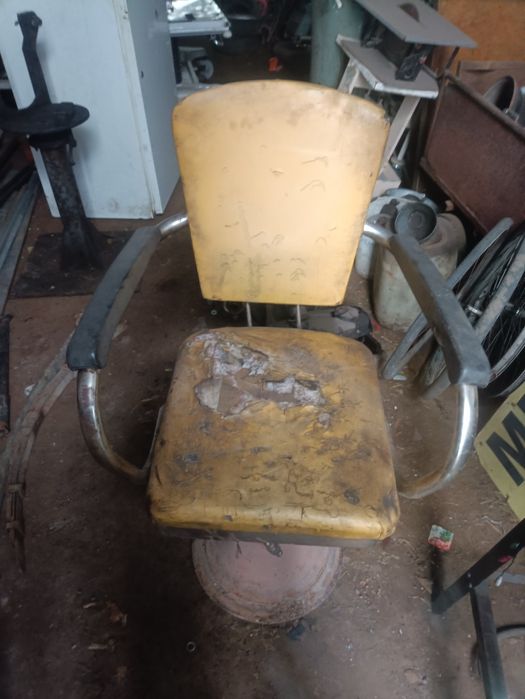 Продам старе перукарське крісло