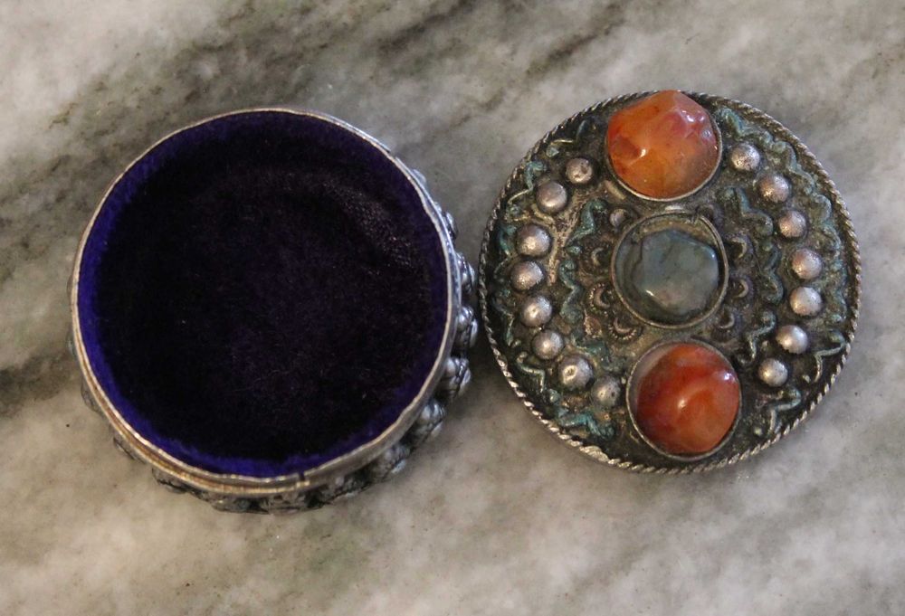 Caixa de comprimidos berbere marroquina antiga - trabalho artesanal