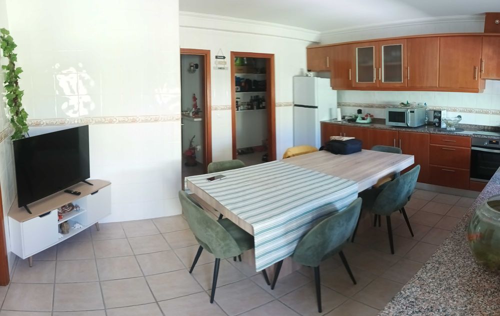 Vendo excelente moradia T4 a 5 minutos do centro da Lourinhã.