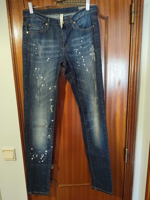 Calças jeans a imitar salpicos de tinta