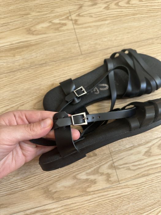 Шкіряні босоніжки на плоскій підошві