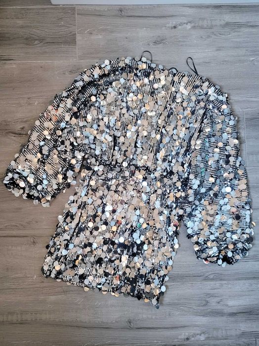 Piękna bogato zdobiona cekinowa sukienka dekolt V cekiny