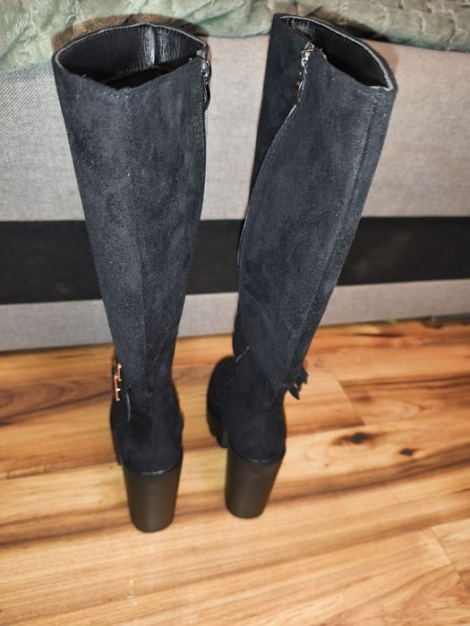 Długie zamszowe kozaki