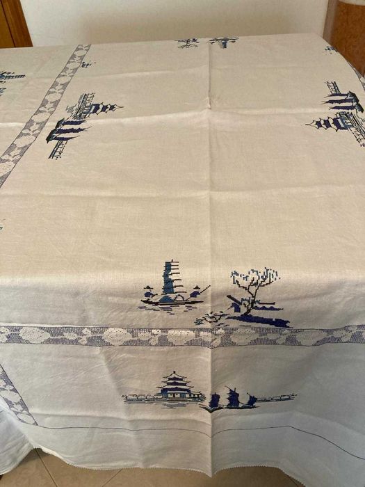 Toalha em linho bordada a ponto cruz