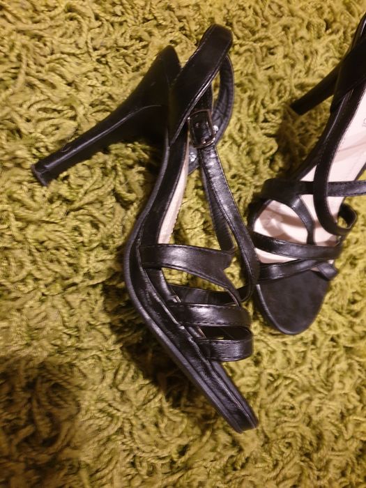 Sandałki na obcasie