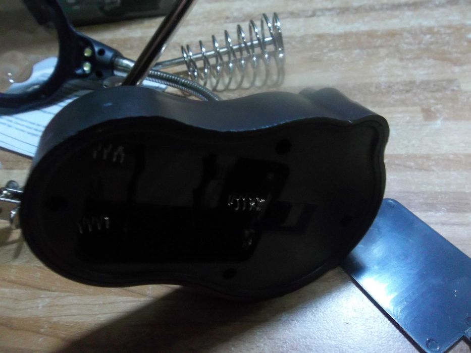 Держатель плат и паяльника MG16126-A с LED-подсветкой и двойной лупой.